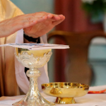 A liturgia é essencial na formação cristã, pois a celebração molda a fé e orienta a vida moral. Jose Eduardo De Oliveira e Silva destaca a força espiritual desse caminho.