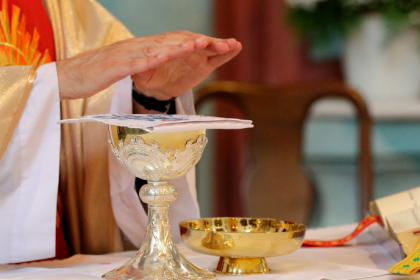 A liturgia é essencial na formação cristã, pois a celebração molda a fé e orienta a vida moral. Jose Eduardo De Oliveira e Silva destaca a força espiritual desse caminho.