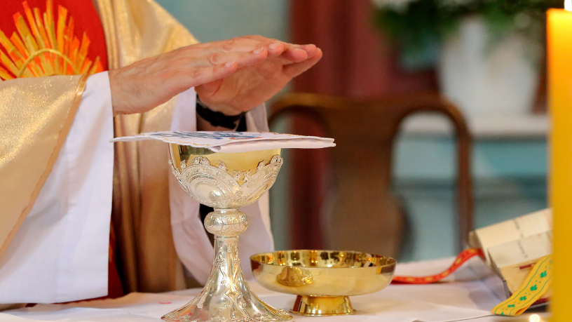 A liturgia é essencial na formação cristã, pois a celebração molda a fé e orienta a vida moral. Jose Eduardo De Oliveira e Silva destaca a força espiritual desse caminho.