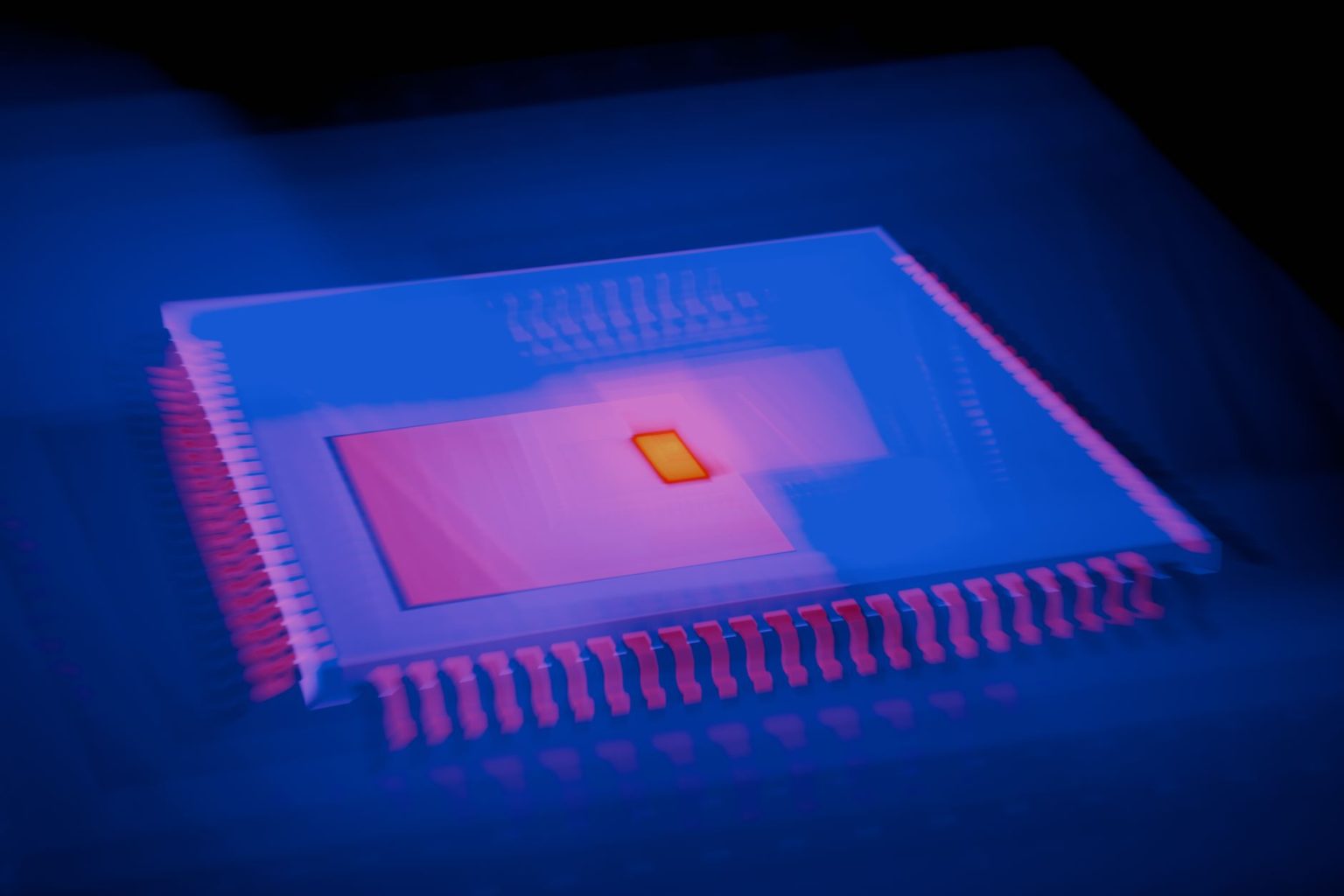 Close-up abstrato de um microchip com áreas coloridas que simulam um mapa térmico, representando inovação tecnológica.