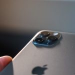 Módulo traseiro com três câmeras de um smartphone moderno em destaque.