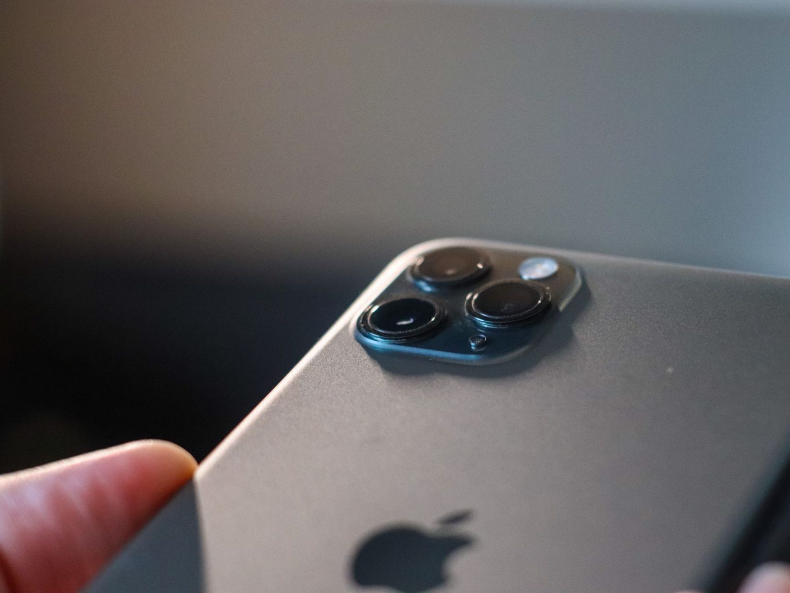 Módulo traseiro com três câmeras de um smartphone moderno em destaque.