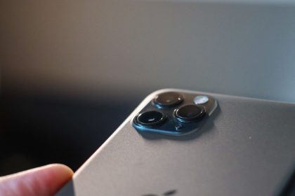 Módulo traseiro com três câmeras de um smartphone moderno em destaque.