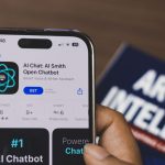 Pessoa segura um smartphone exibindo um aplicativo de chatbot baseado em inteligência artificial.