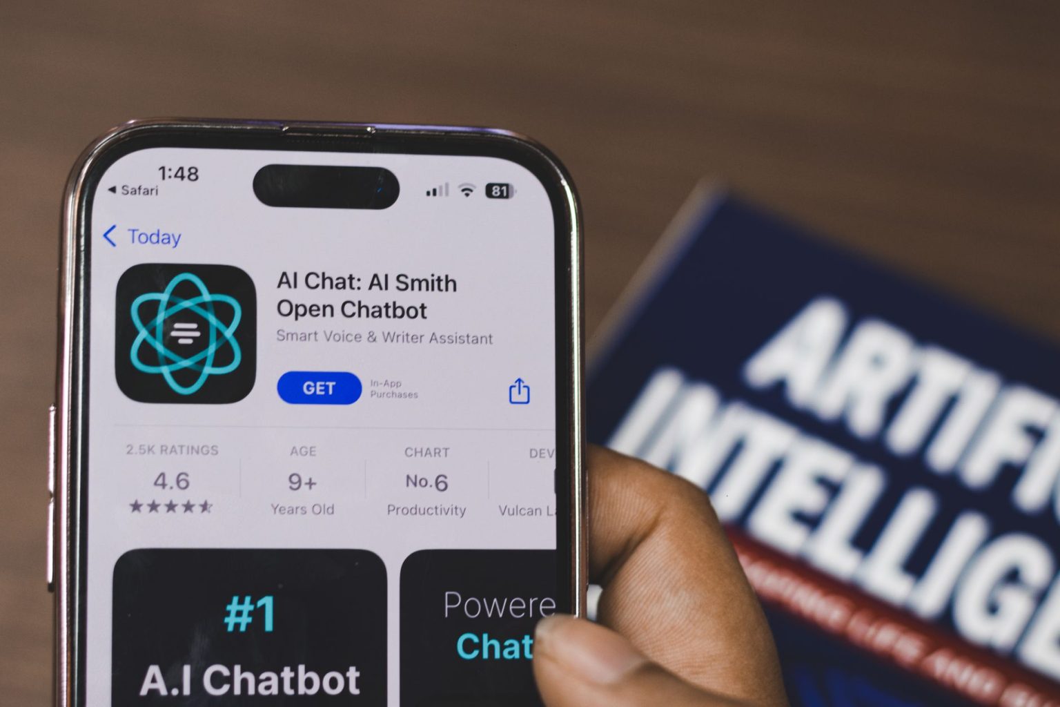 Pessoa segura um smartphone exibindo um aplicativo de chatbot baseado em inteligência artificial.