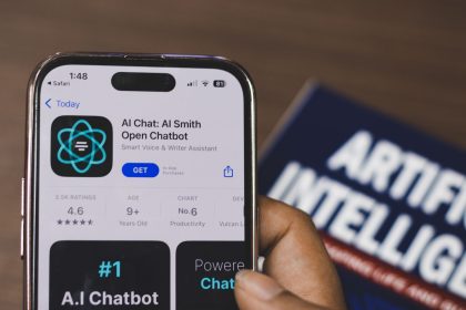 Pessoa segura um smartphone exibindo um aplicativo de chatbot baseado em inteligência artificial.