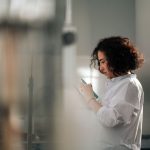 Pesquisadora faz anotações em um laboratório durante atividades relacionadas ao desenvolvimento de medicamentos