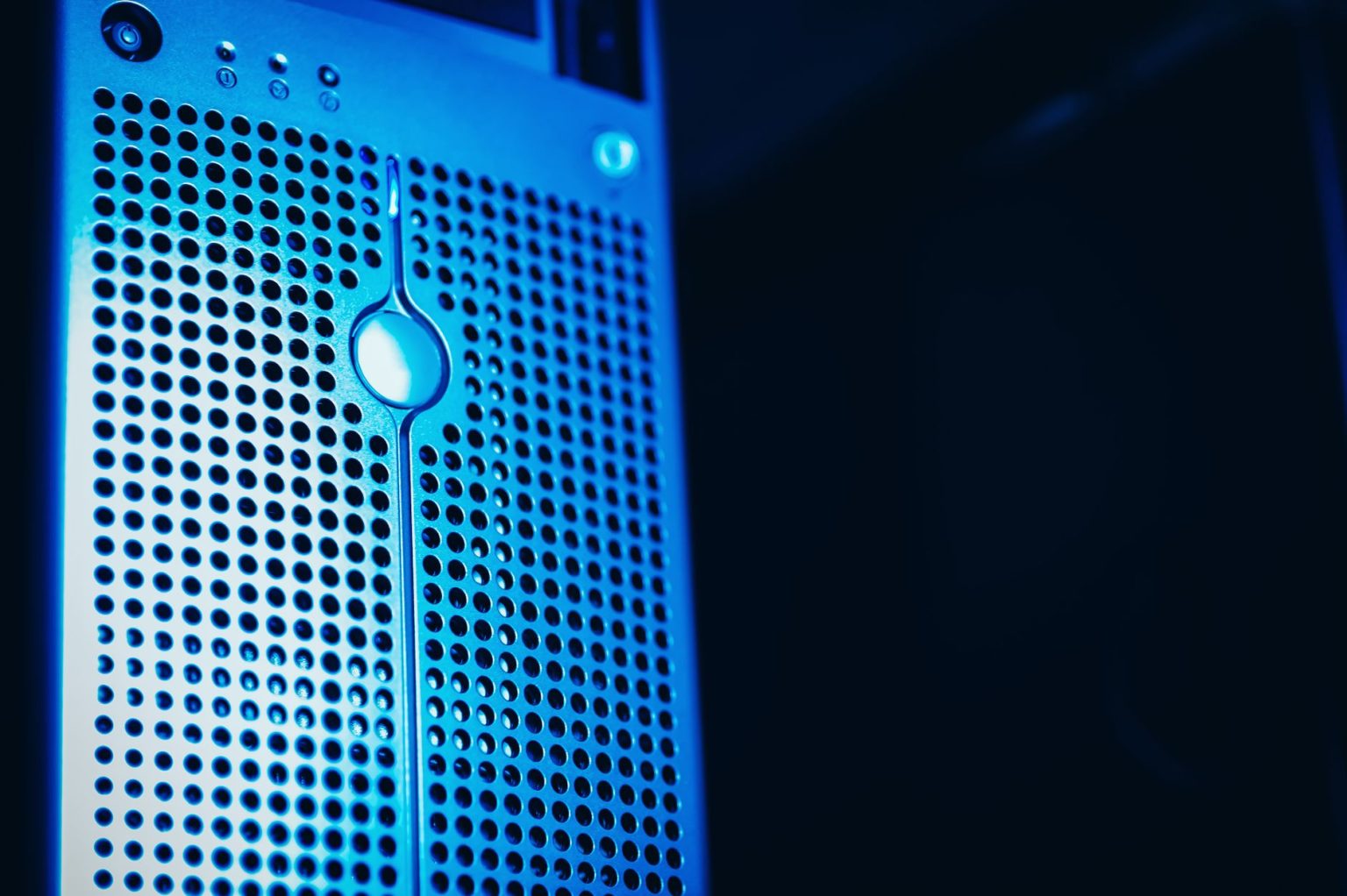 Rack de servidores em uma sala de datacenter moderna, iluminada em tons de azul.