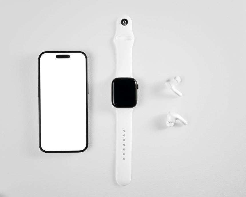 Smartphone, smartwatch e fones de ouvido sem fio dispostos sobre fundo branco.